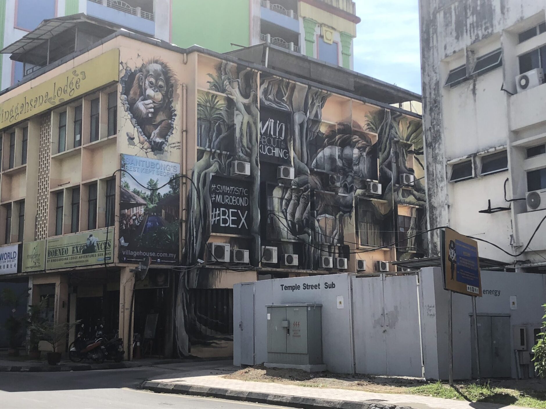 Large mural depicting orangutans and monkeys